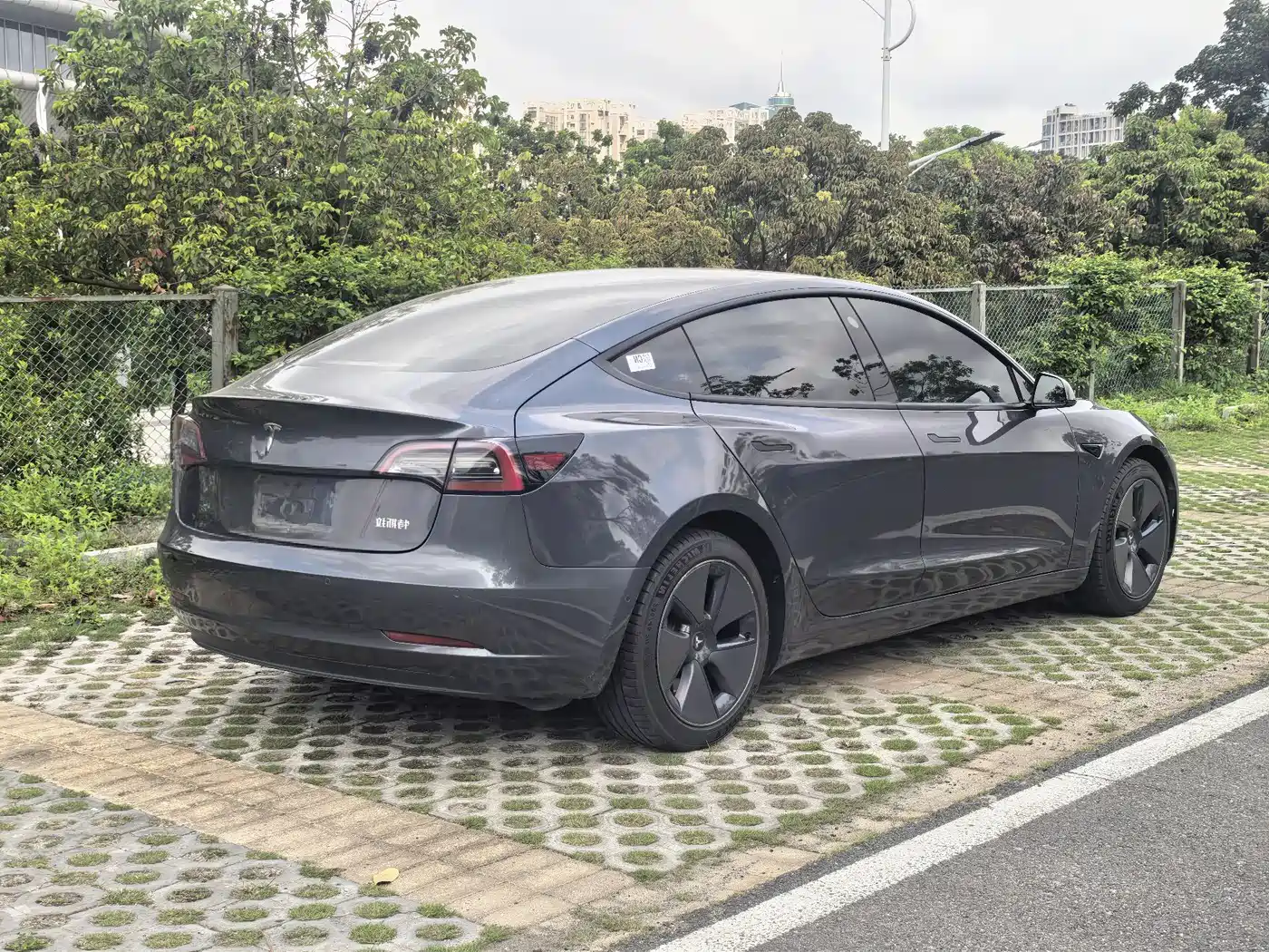 TESLA MODEL 3