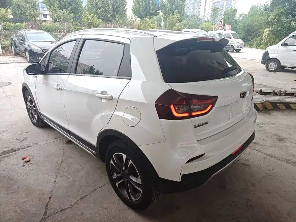 Фото 5 - Geely Vision X3