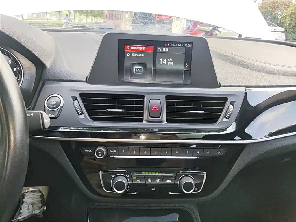 BMW 1 Series 2018 Facelift 118i Sport фото 13
