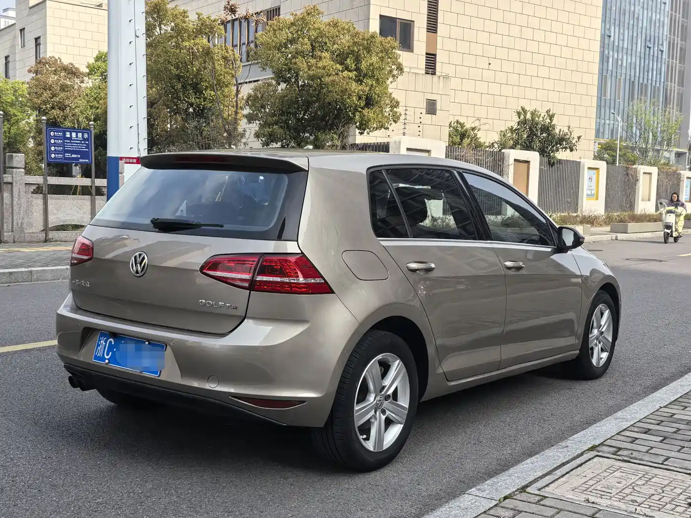 Volkswagen Golf 2015 1.4TSI Automatic Luxury фото 4