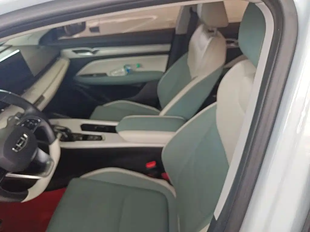 Geely Emgrand L HiP 2022 2022 1.5TD-DHT Pro 100KM Super Rui