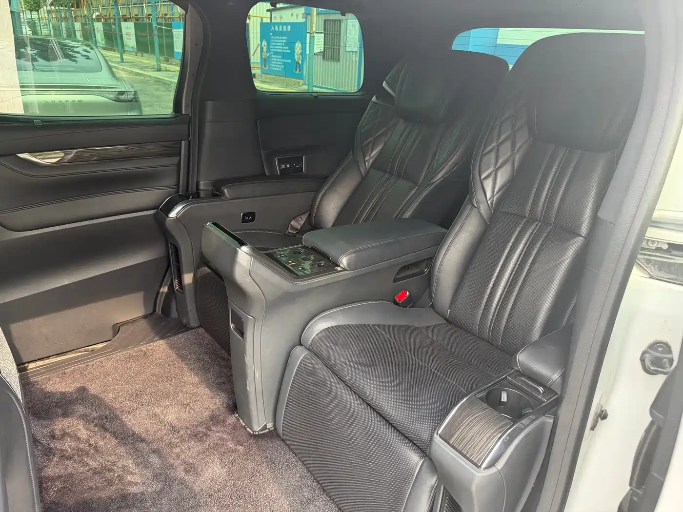 Lexus LM 2020 300h 4-Seat Imperial Edition фото 8