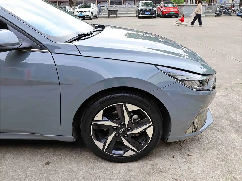 Hyundai Elantra 2021 1.5L CVT LUX Premium Edition фото 30