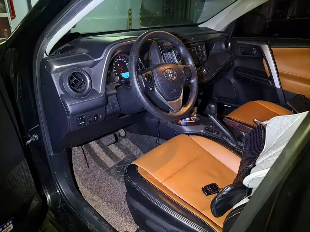 Фото 3 - Toyota RAV4
