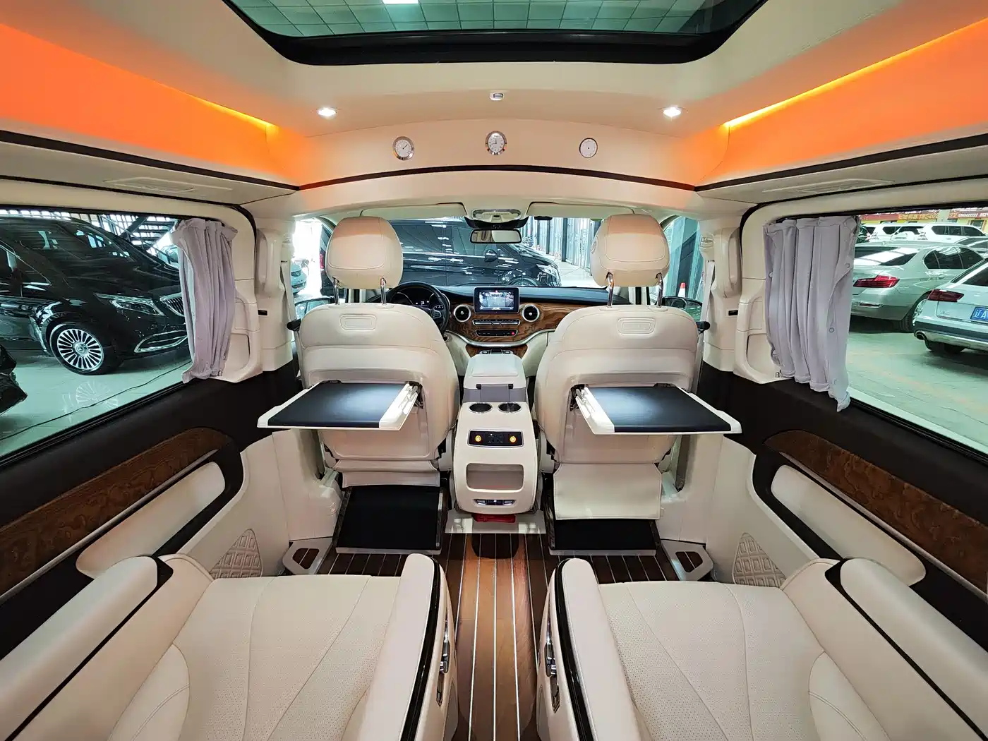 Mercedes-Benz V-Class 2018 V 260 L Premium Long Wheelbase Edition China VI фото 9