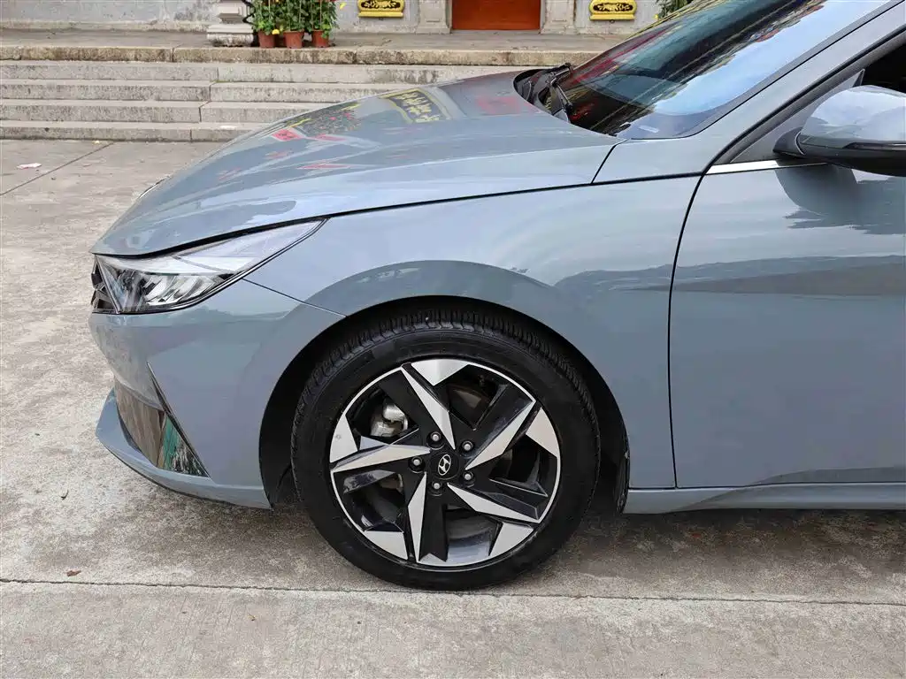 Hyundai Elantra 2021 1.5L CVT LUX Premium Edition фото 27