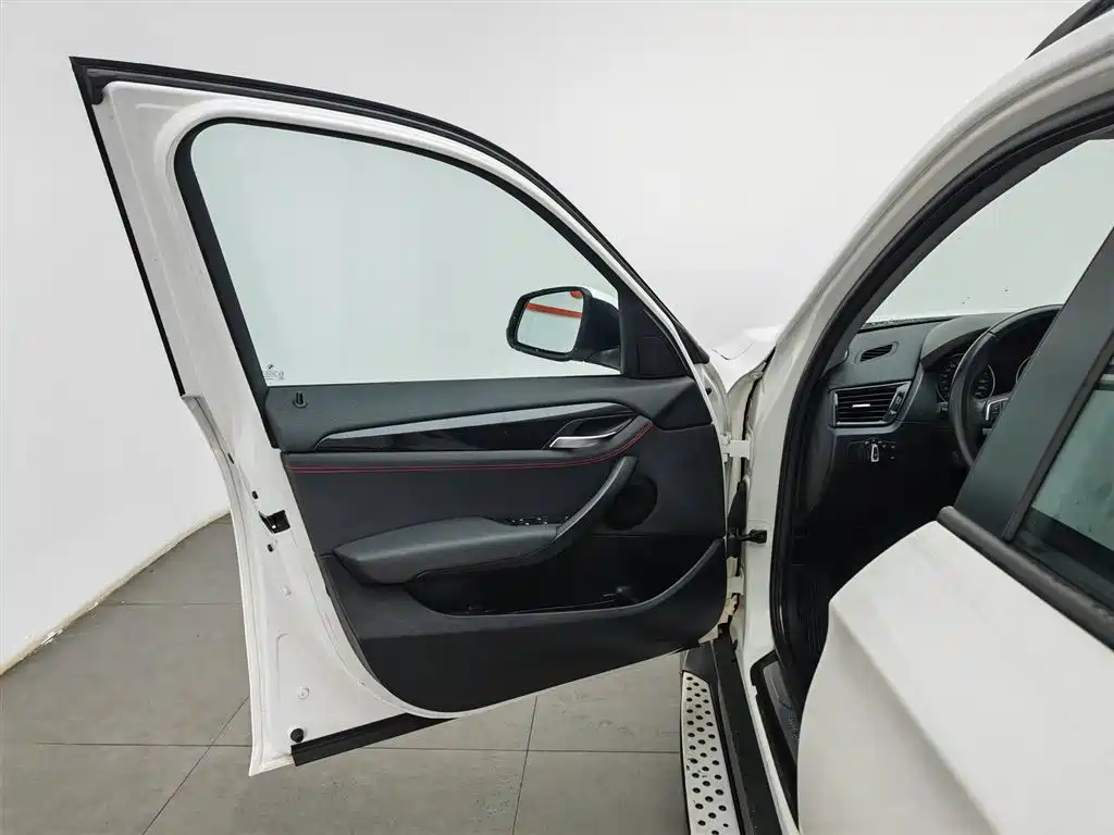 BMW X1 2013 sDrive18i Sport Design Package фото 8