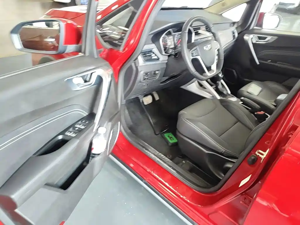 Фото 16 - Geely Vision X3