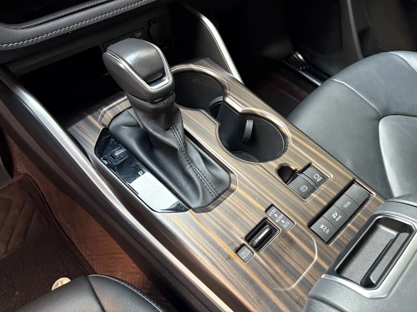 Toyota Highlander 2023 2.5L Smart Hybrid Dual Engine AWD Premium 7-Seater фото 9