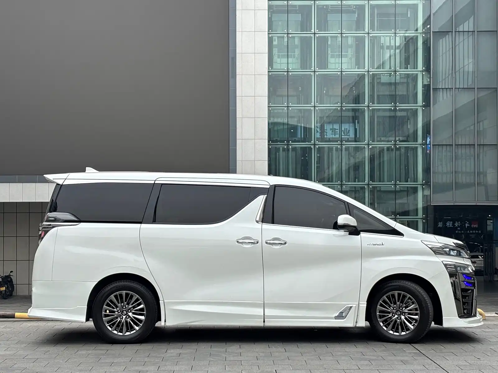 Фото 4 - Toyota Vellfire