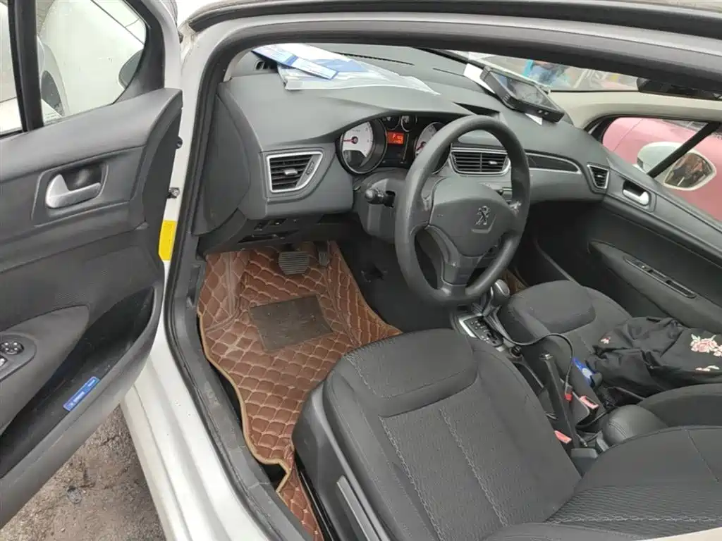 Peugeot 308 2014 Model Joy Edition Classic 1.6L Automatic Superior Style фото 16