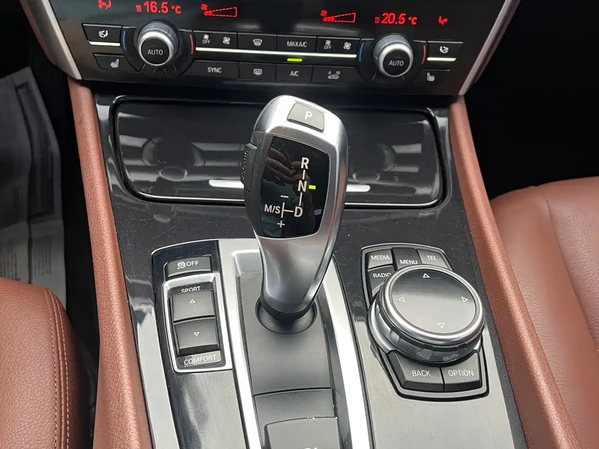 BMW 5 Series GT 2014 535i Leading фото 12