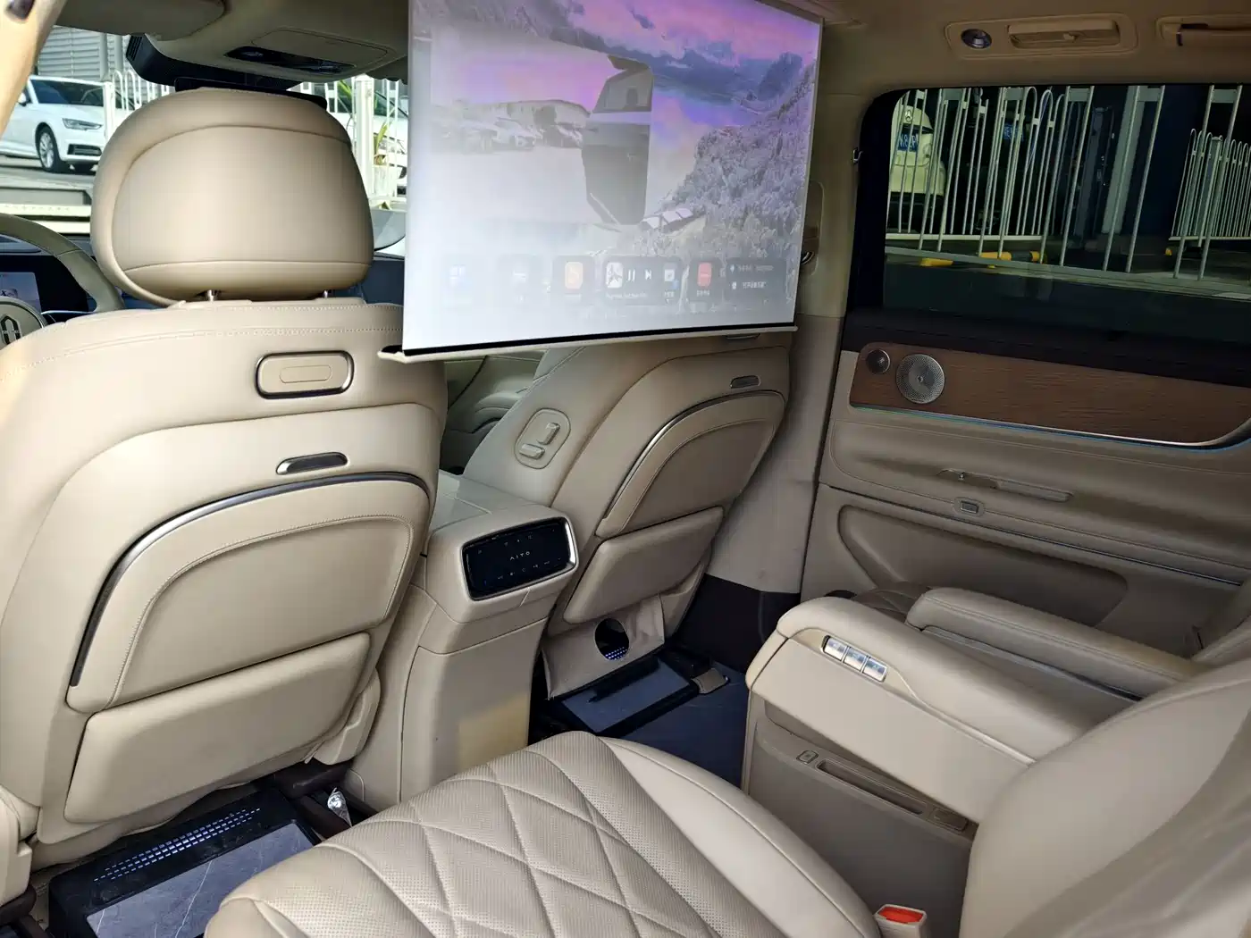 AITO Wenjie AITO M9 2024 Extended Range Ultra 42kWh 6-Seater фото 13
