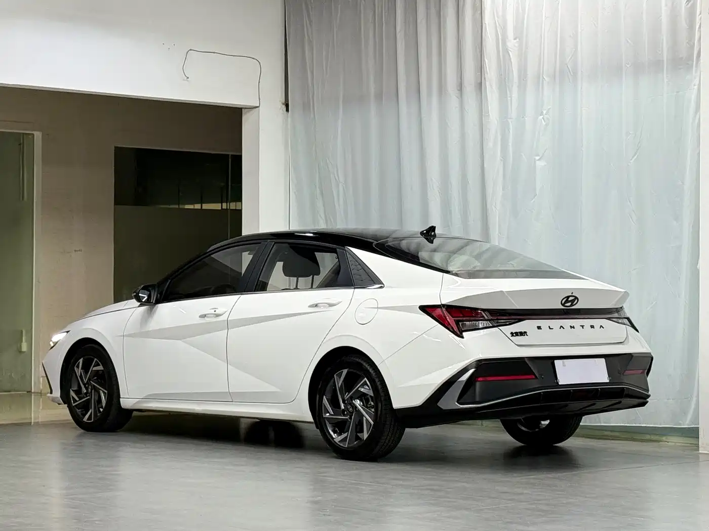 Hyundai Elantra 2023 Model 1.5L CVT LUX Premium Edition фото 2