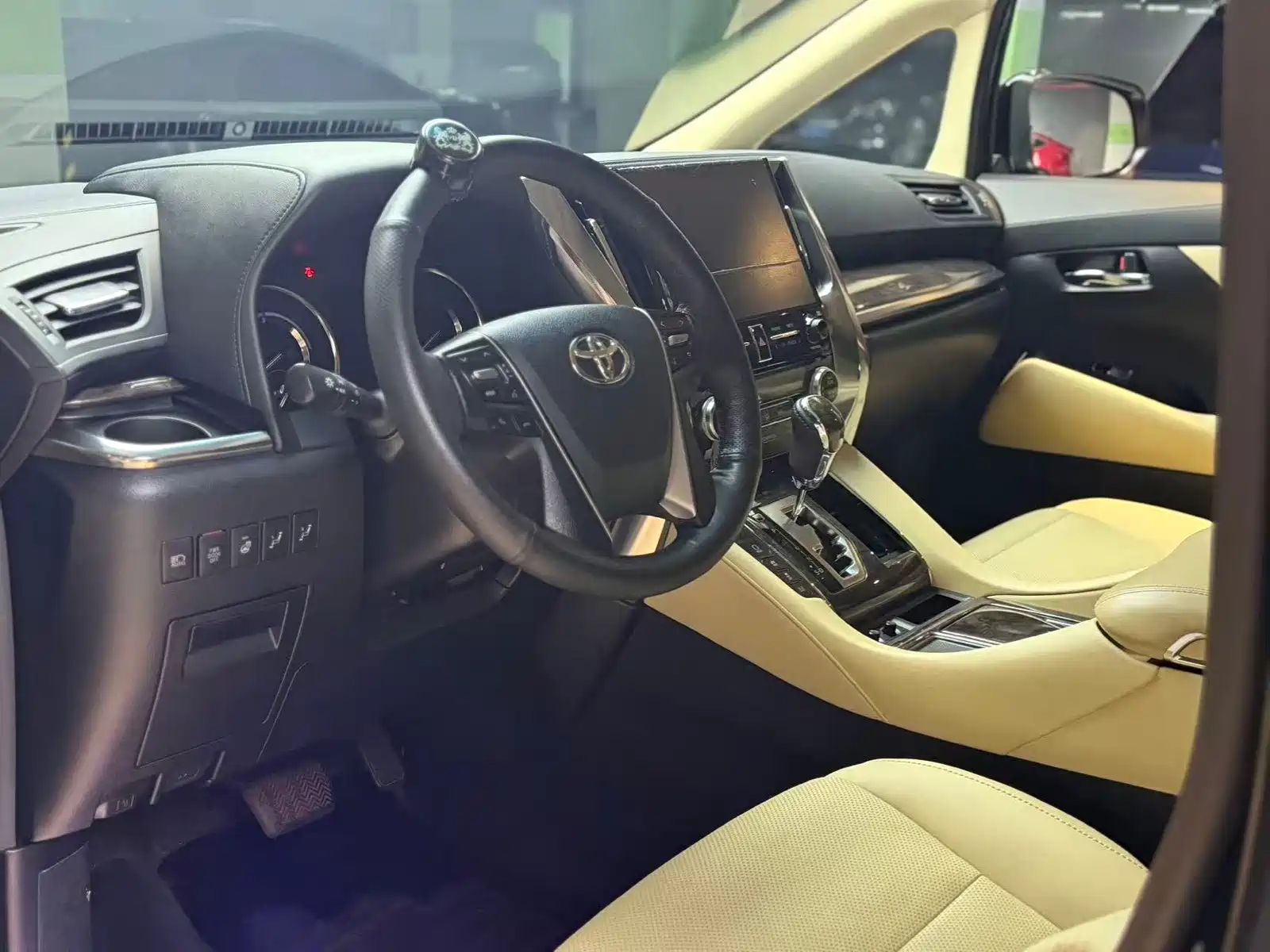 Фото 5 - Toyota Vellfire