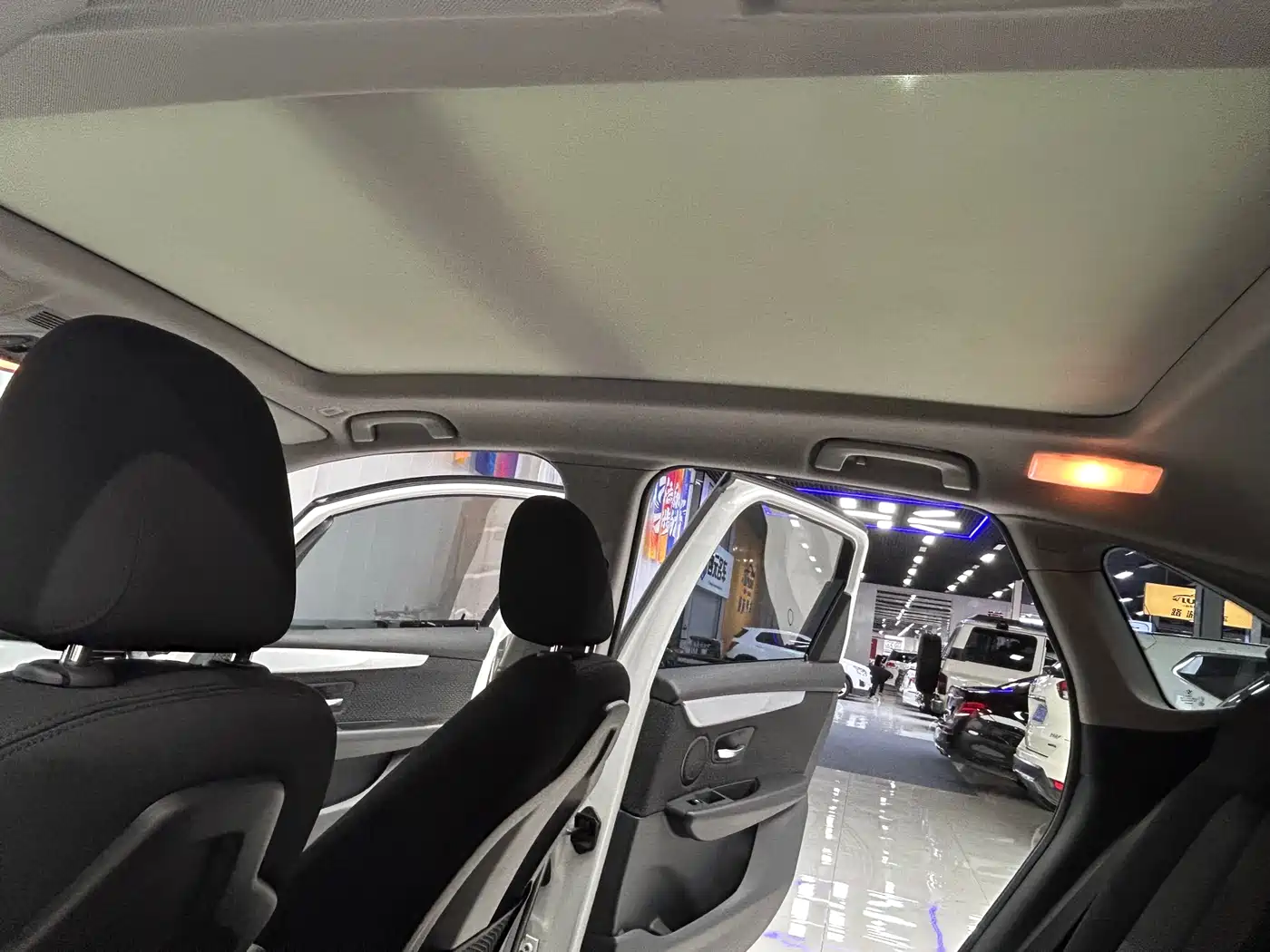BMW 2 Series Touring 2016 218i Leading фото 10