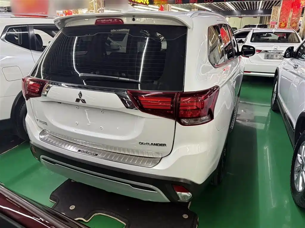 MITSUBISHI OUTLANDER