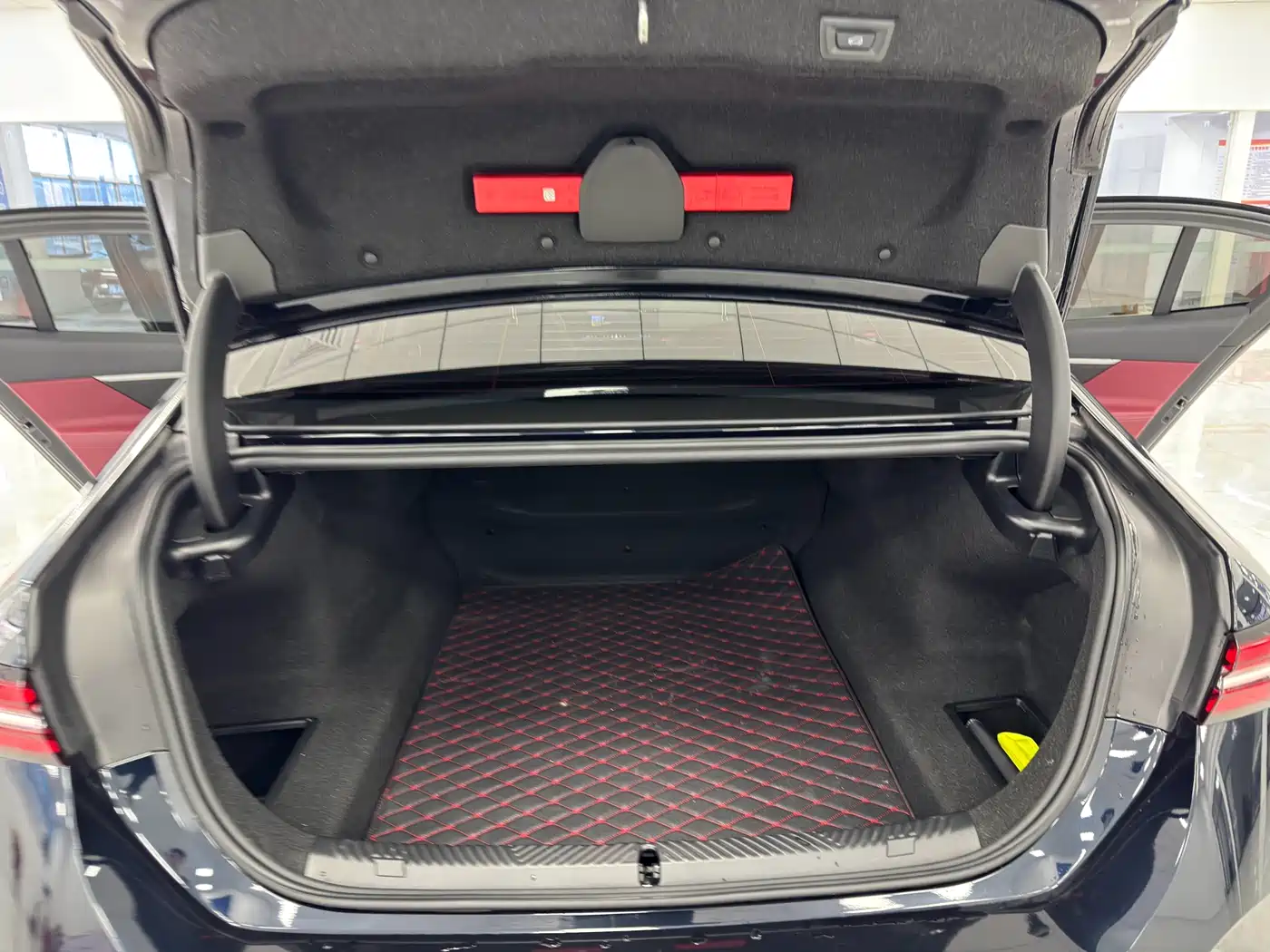 BMW 5 Series 2024 525Li M Sport Package фото 14