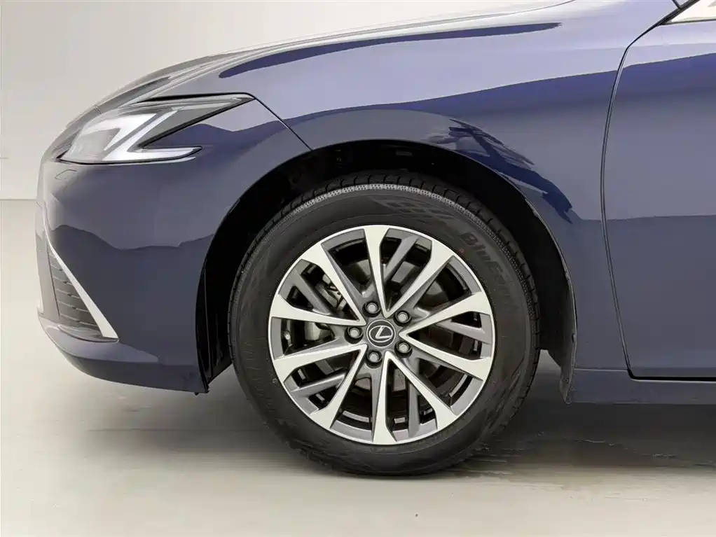 Lexus ES 2025 200 Ultimate Edition фото 18