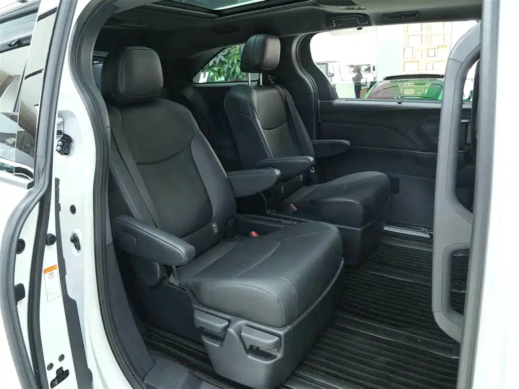 Toyota Granvia 2024 2.5L Hybrid Premium PLUS 4WD Edition фото 13
