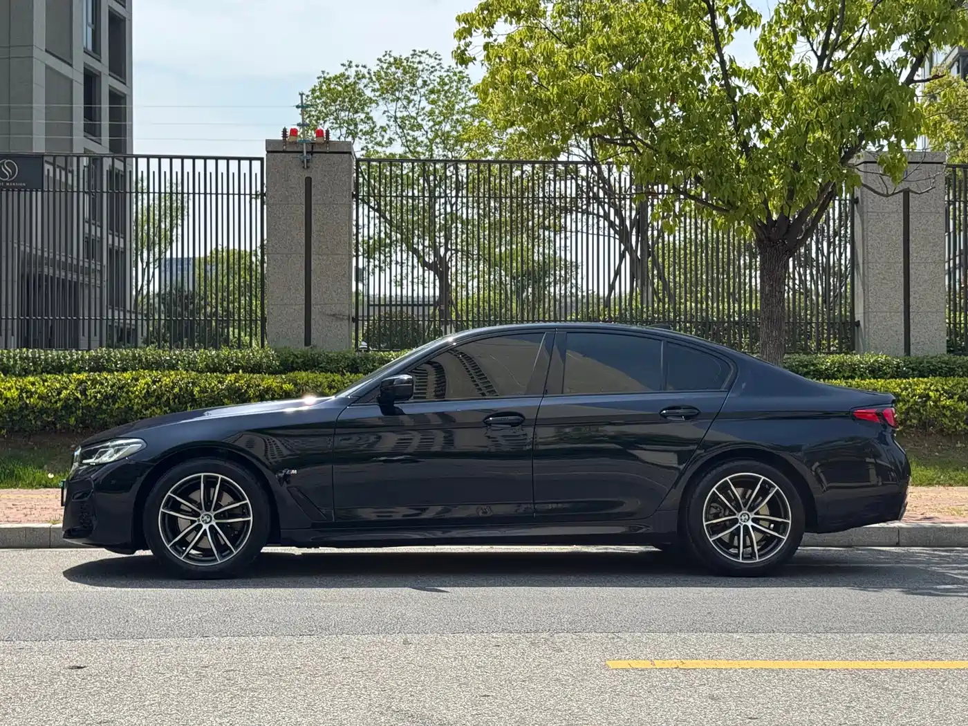 BMW 5 Series (Import) 2022 525i M Sport Package фото 3