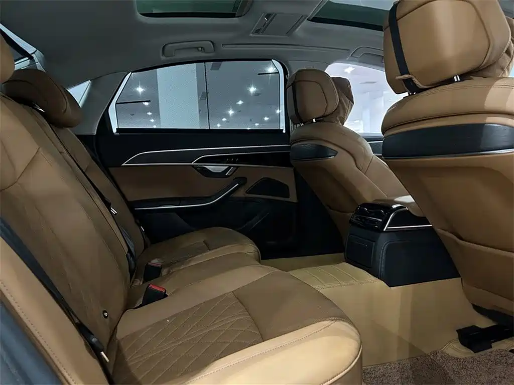Photo 7 - Audi A8
