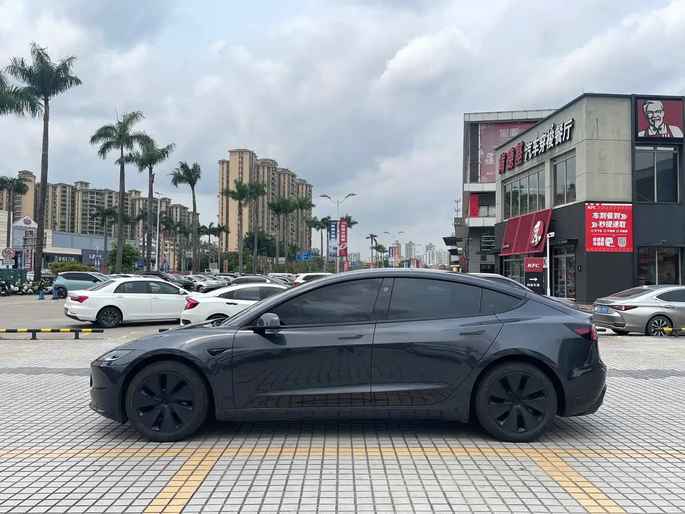 TESLA MODEL 3
