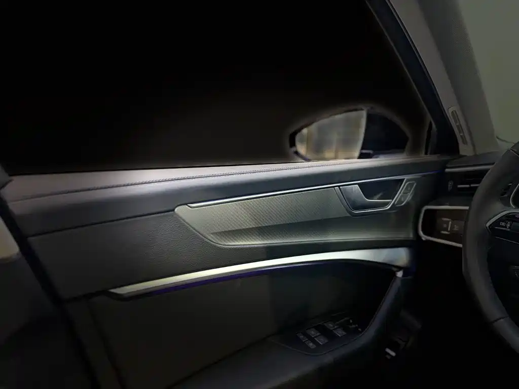 Фото 18 - Audi A6L