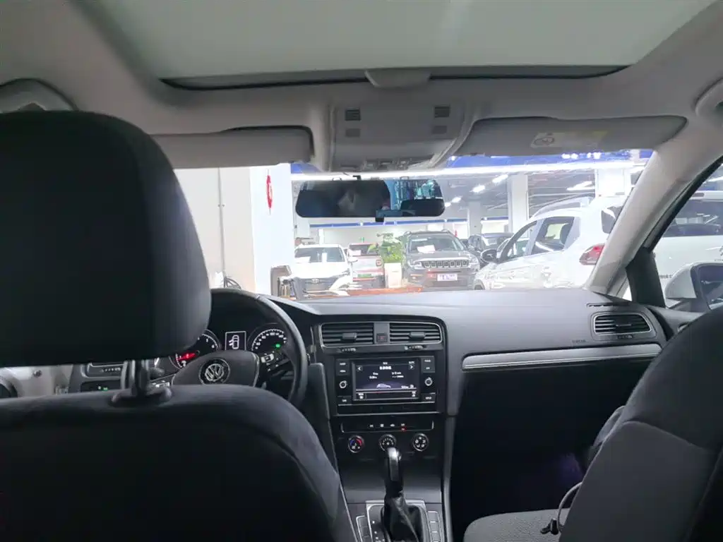 Volkswagen Golf 2018 1.6L Automatic Comfort фото 18