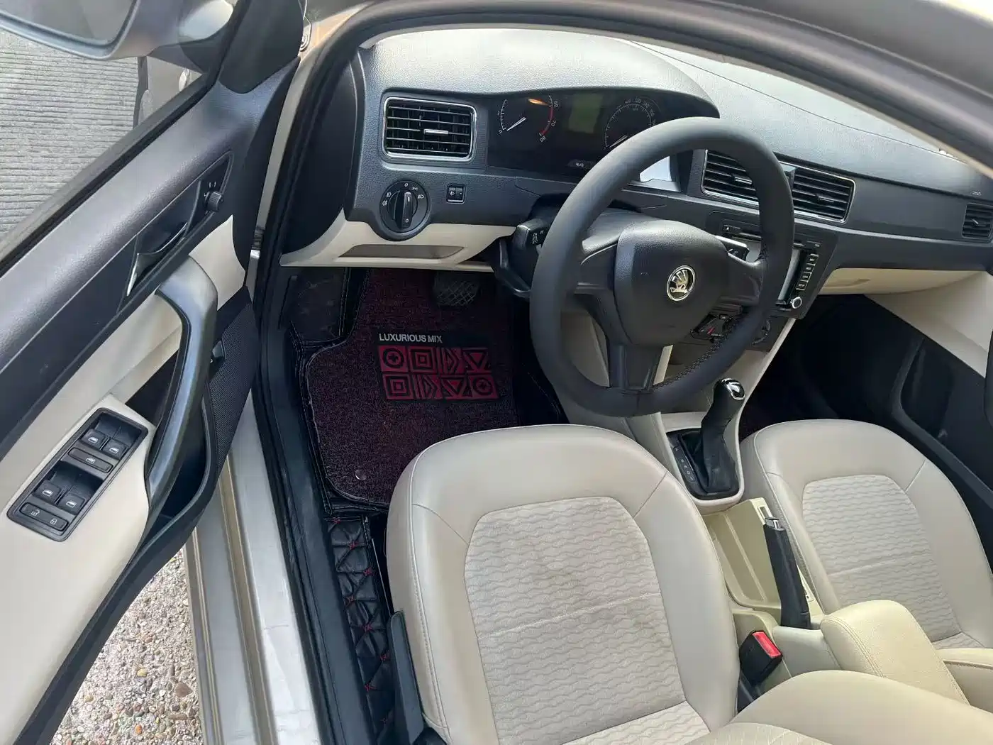 Škoda Rapid 2016 1.6L Automatic Pioneer Edition фото 6