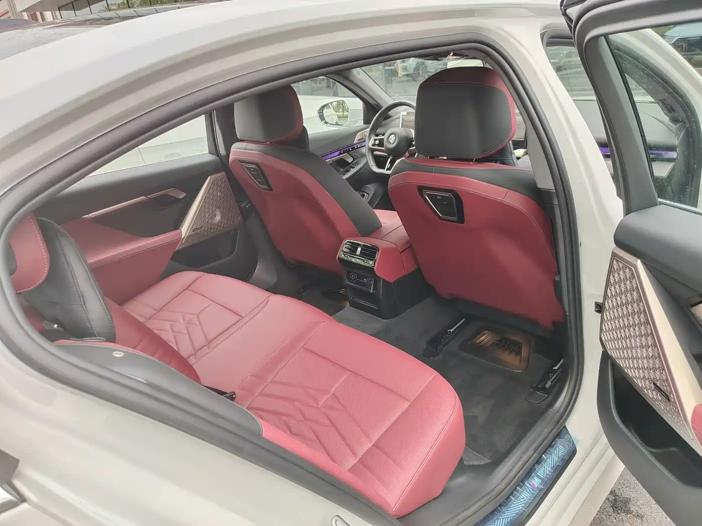 BMW 5 Series 2025 530Li Premium M Sport Package фото 15