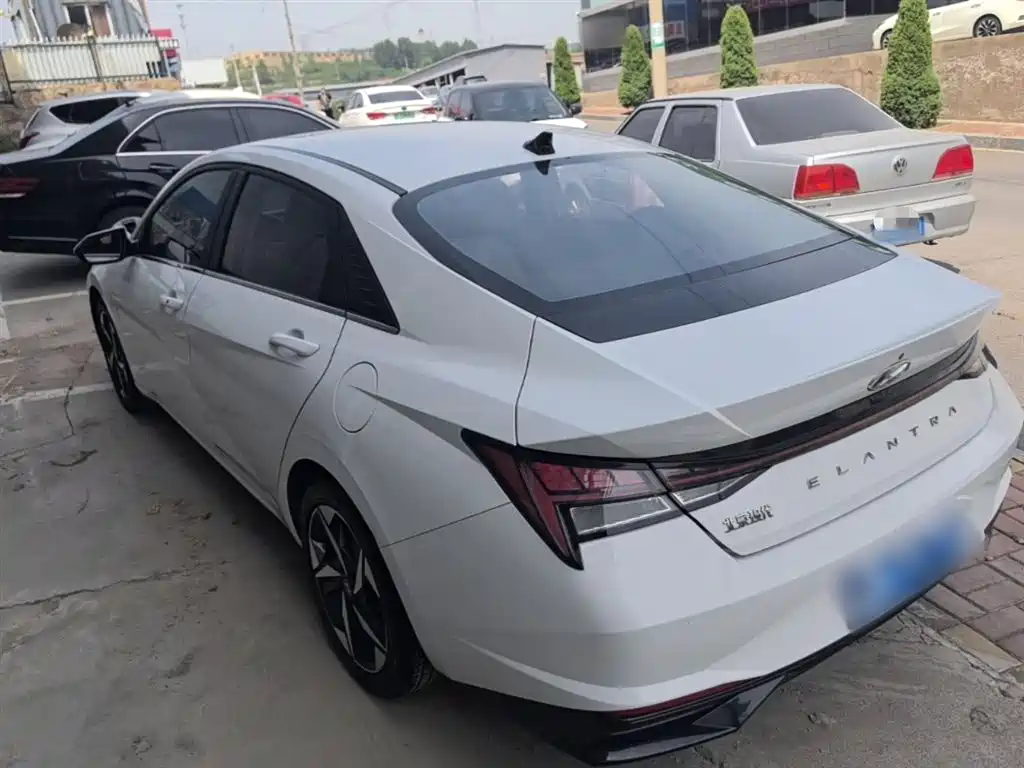Hyundai Elantra 2021 1.5L CVT LUX Premium Edition фото 5