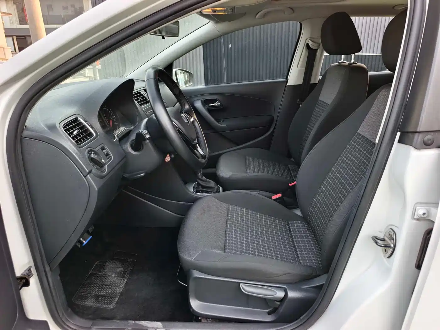 Volkswagen Polo 2016 1.6L Automatic Comfort фото 8