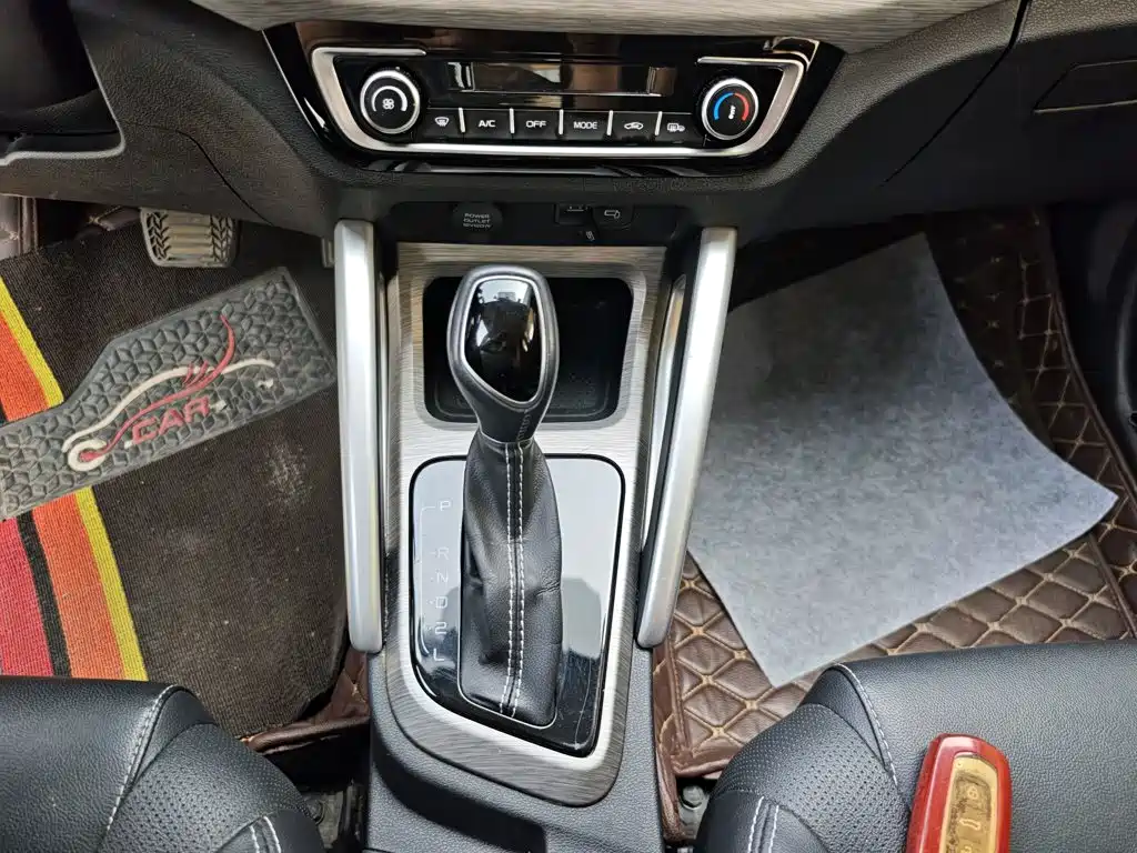Фото 14 - Geely Vision X3