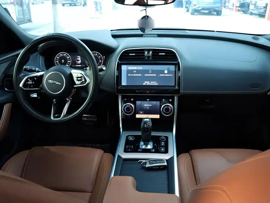 Фото 8 - Jaguar XEL