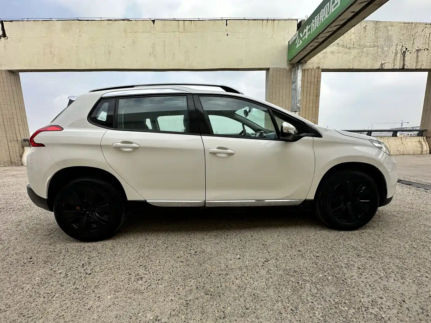 Peugeot 2008 2014 1.6L Automatic Excellence Edition фото 8