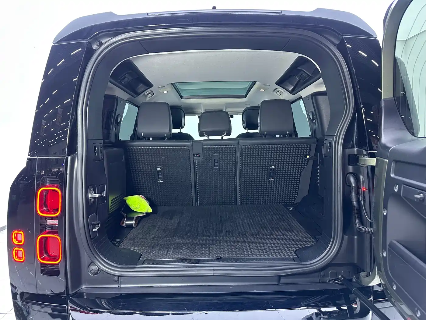 Land Rover Defender 2020 Model 110 P400 HSE фото 6