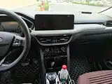Photo 13 - Ford Escape