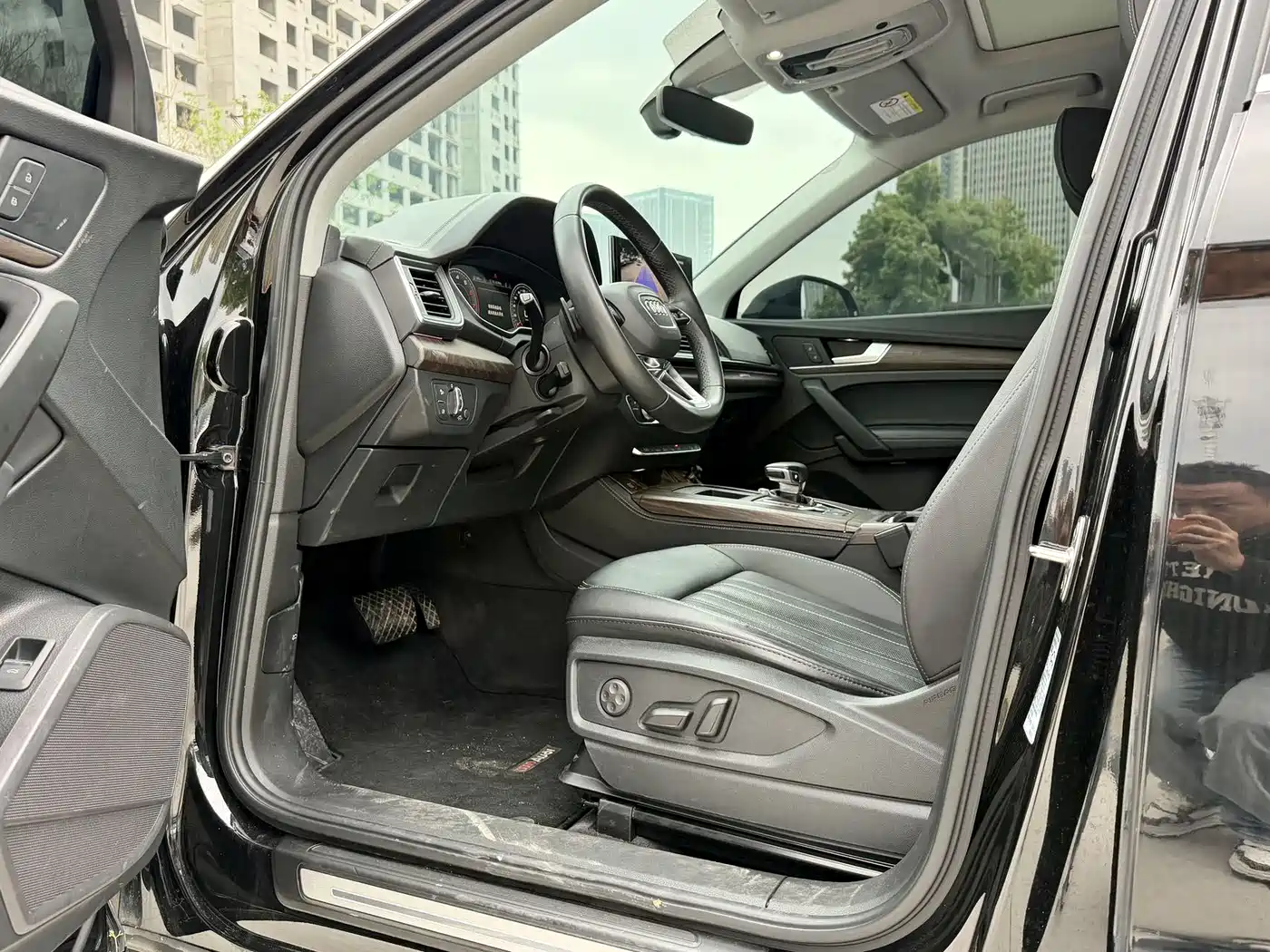Audi Q5L 2025 45th Anniversary Edition 40 TFSI Dynamic Fashion фото 11