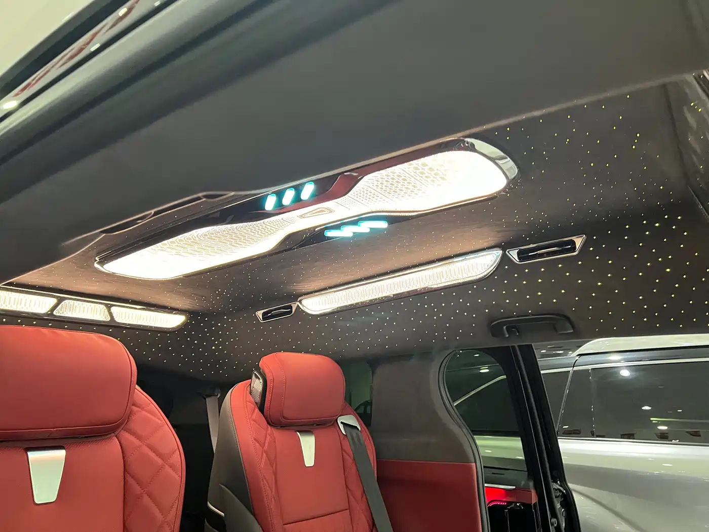 Toyota Granvia 2024 2.5L Hybrid Comfort фото 10