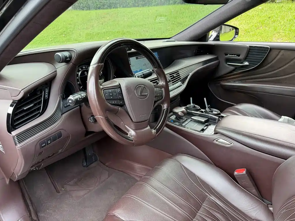 Фото 7 - Lexus LS