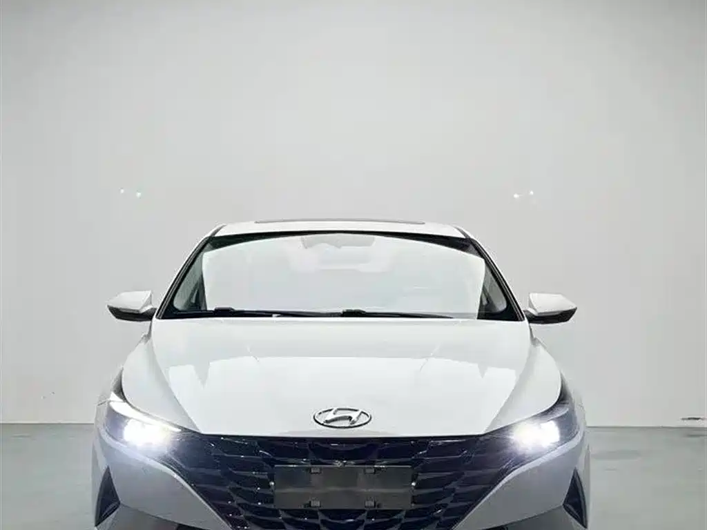 Hyundai Elantra 2021 1.5L CVT LUX Premium Edition фото 2