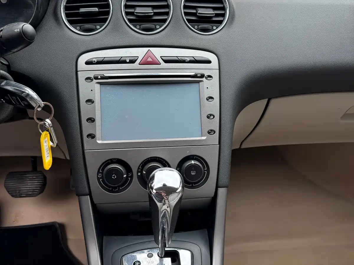 Peugeot 408 2011 2.0L Automatic Comfort Edition фото 13