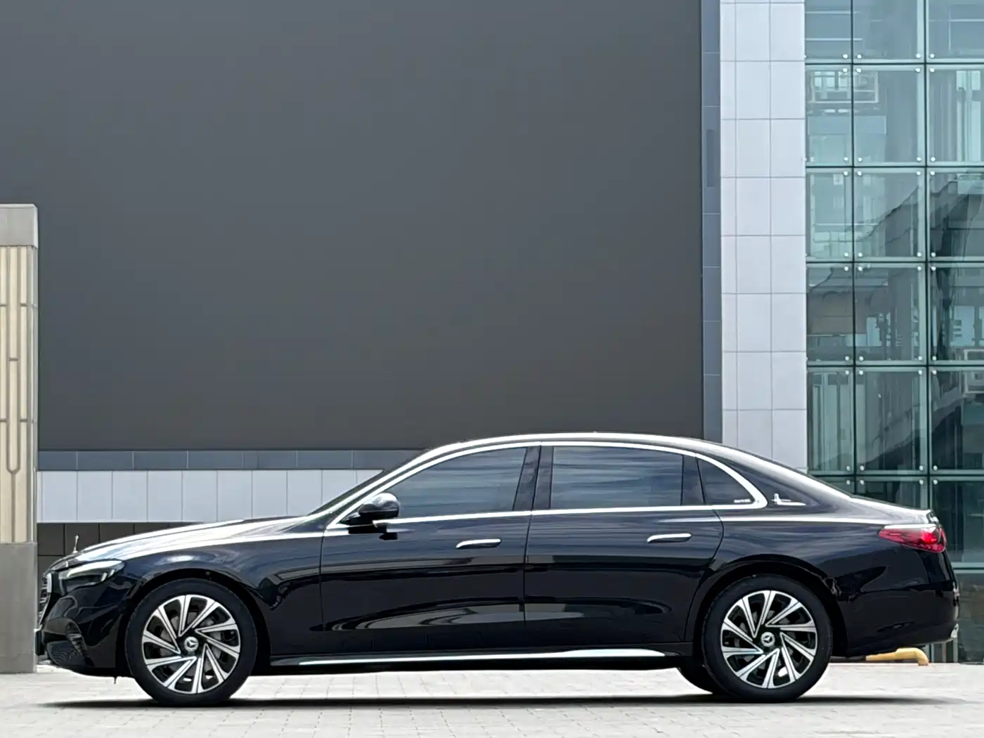 Mercedes-Benz E-Class 2025 E 300 L Luxury фото 7
