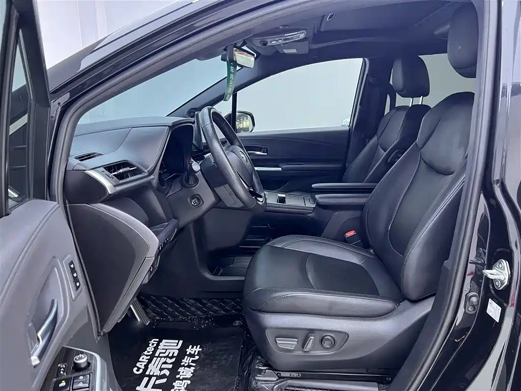 Toyota Granvia 2022 Model Year 2.5L Hybrid Flagship Edition фото 17