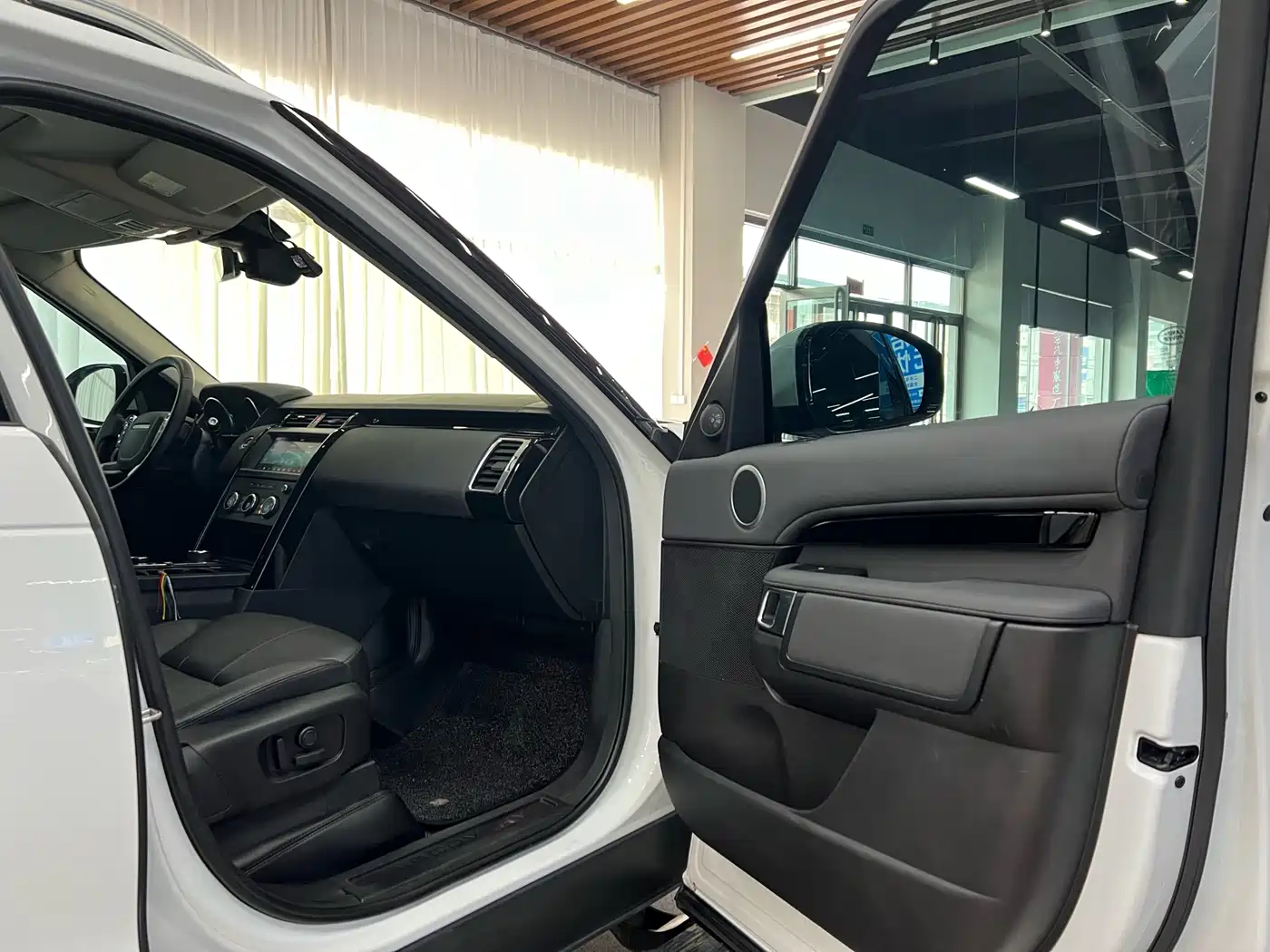 Land Rover Discovery 2019 3.0 SC V6 SE фото 7