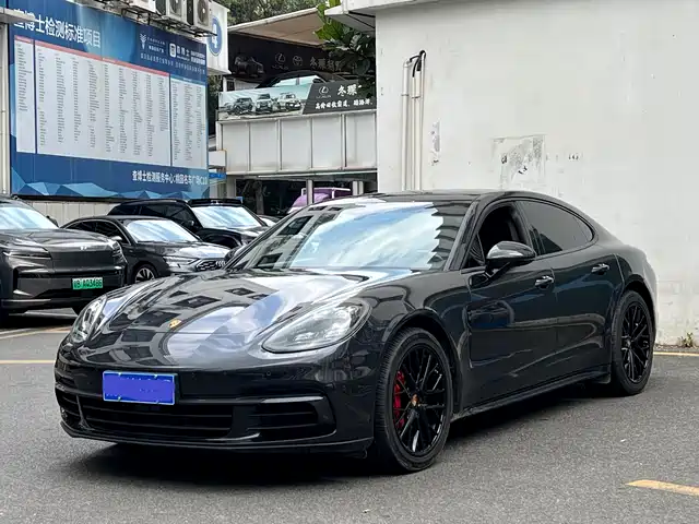 PORSCHE PANAMERA
