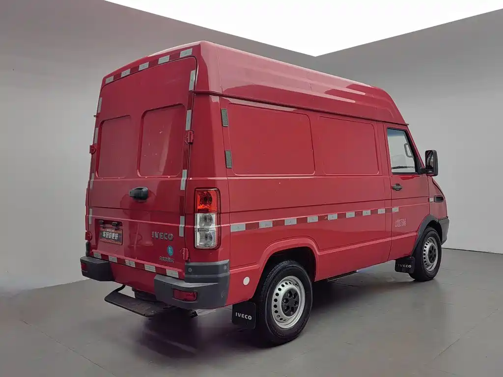 Iveco Daily 2023 2021 Model 2.8T V35 VAN Cargo Van 3 Seats Short Wheelbase Medium Roof Single Tire Manual Door