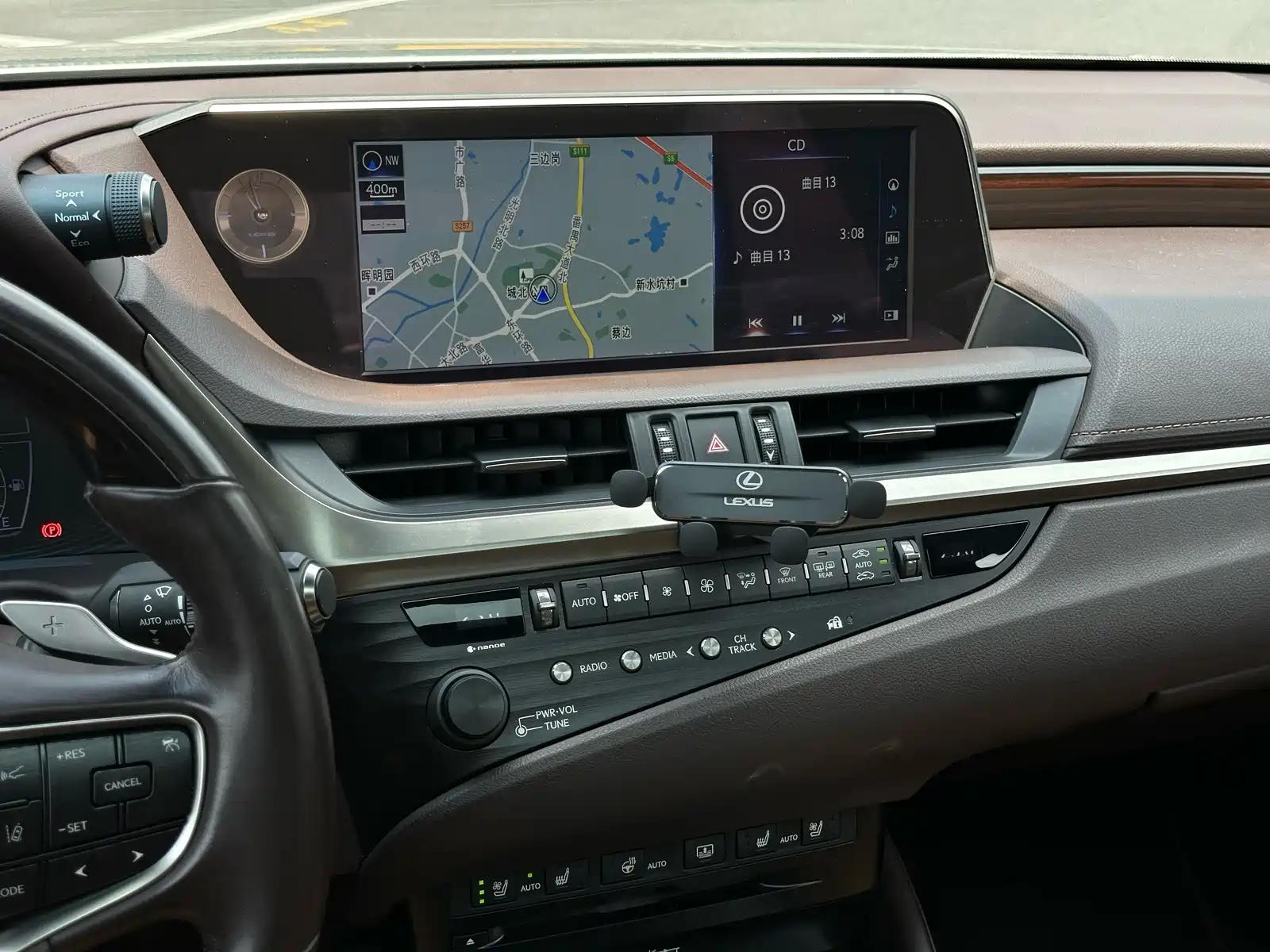 Фото 22 - Lexus ES