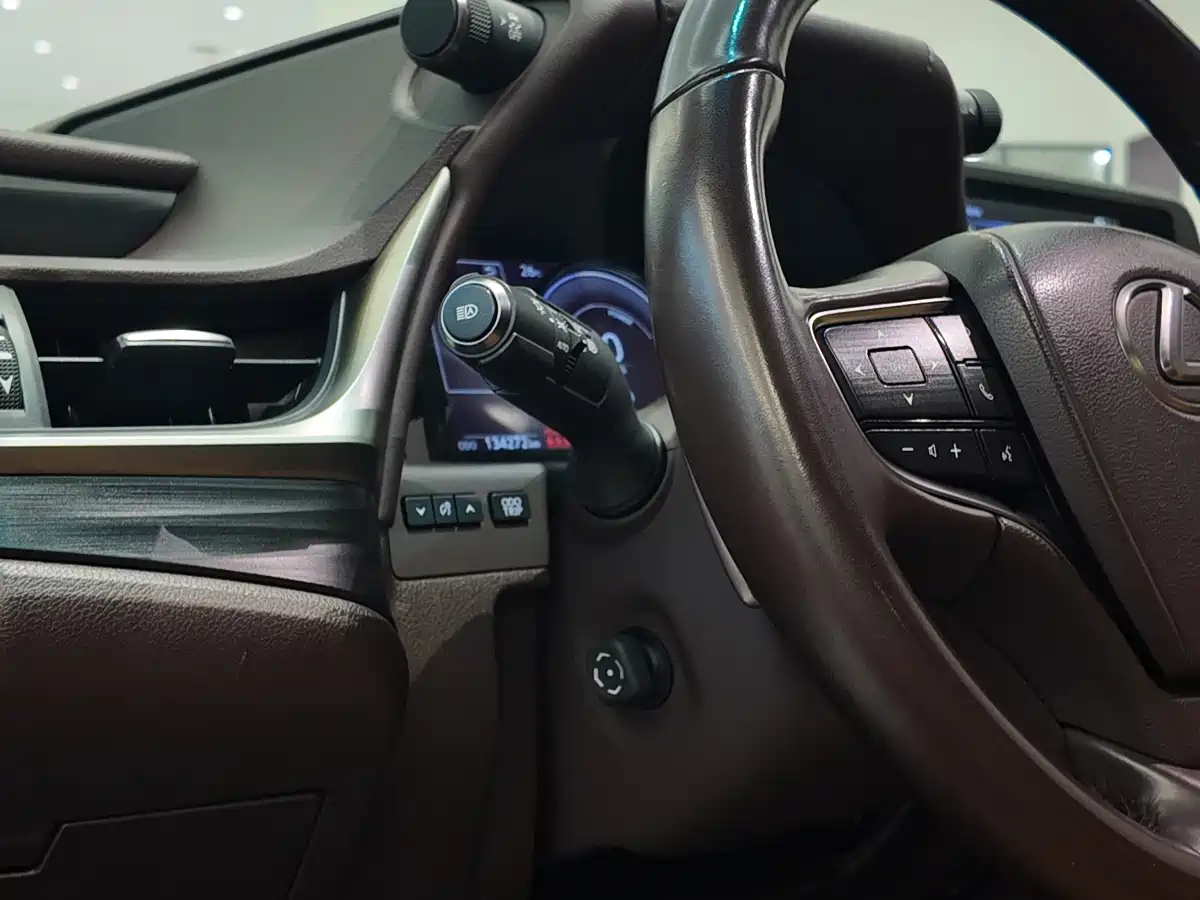 صورة 17 - Lexus ES